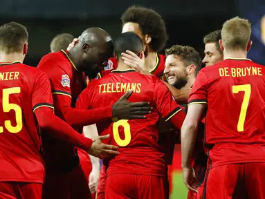 Para pemain Belgia merayakan gol yang dicetak oleh Youri Tielemans ke gawang Inggris pada laga UEFA Nations League di Stadion King Power, Senin (16/11/2020). Belgia menang dengan skor 2-0. (AP/Francisco Seco)