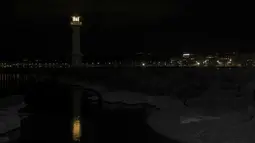 Pemandangan mercusuar Paquis di Pelabuhan Jenewa, dengan lampu dimatikan, selama kampanye lingkungan Earth Hour Jenewa, Swiss, Sabtu, 25 Maret 2023. (Salvatore Di Nolfi/Keystone via AP)