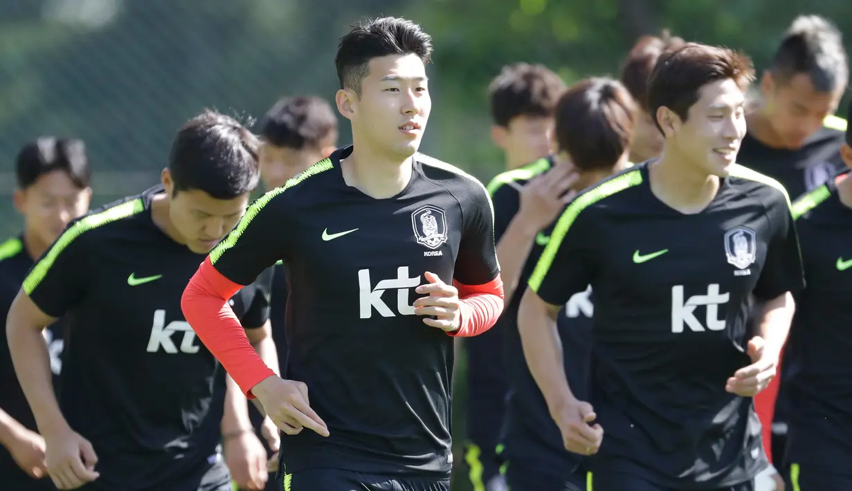 Pemain timnas Korea Selatan Son Heung-min (tengah) berlari santai bersama rekan-rekannya saat berlatih untuk Piala Dunia 2018 di National Football Centre di Paju, Korea Selatan, Rabu (23/5). (AP Photo/Lee Jin-man)