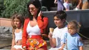 Anak-anaknya, Mason, Penelope dan Reign Disick pun menyusul Kourtney ke Italia pada 29 Juni kemarin. (backgrid/HollywoodLife)