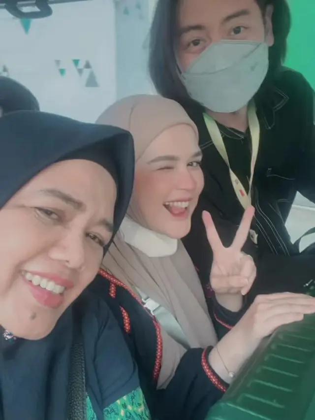 7 Potret Cut Meyriska dan Roger Danuarta Jalani Umrah Bersama Buah Hati