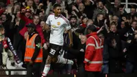 Striker Manchester United, Marcus Rashford, merayakan gol ke gawang West Ham United pada laga ulangan putaran keenam Piala FA, di Boleyn Ground, London, Rabu (13/4/2016). (Reuters/Toby Melville)