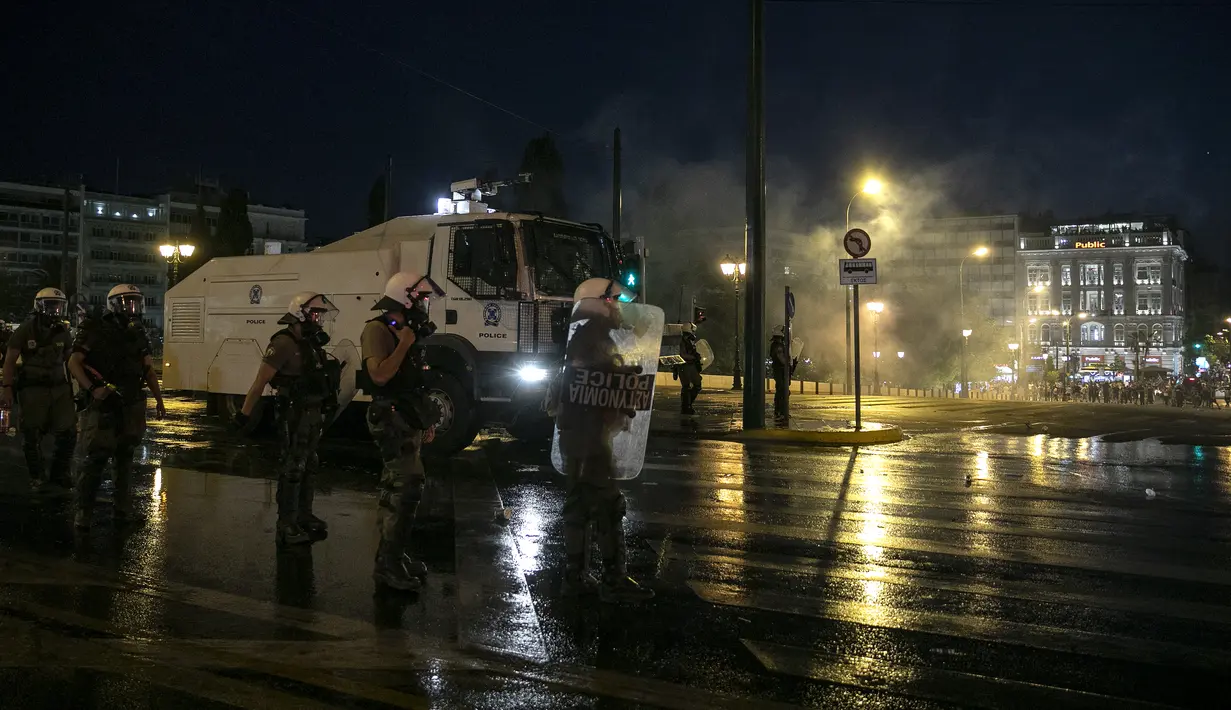 Polisi Yunani menggunakan meriam air untuk membubarkan pengunjuk rasa anti-vaksin selama rapat umum di alun-alun Syntagma, Athena tengah (24/7/2021). Aksi protes berlangsung ricuh usai beberapa pedemo melemparkan bom molotov ke arah polisi. (AP Photo/Yorgos Karahalis)