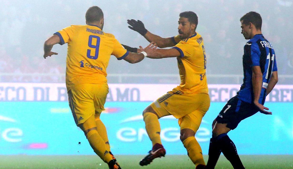 Pemain Juventus, Gonzalo Higuain (kiri) merayakan gol bersama rekannya saat melawan Atalanta pada leg pertama semifinal Coppa Italia di Atleti Azzurri d'Italia stadium, Bergamo, Italia, (30/1/2018). Juventus menang 1-0. (Paolo Magni/ANSA via AP)