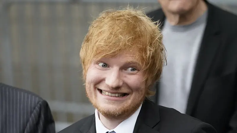 Ed Sheeran usai memenangkan tuduhan penjiplakan di pengadilan New York. (AP Photo/John Minchillo)