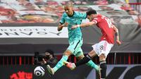 Gelandang Manchester United, Bruno Fernandes (kanan) melepaskan tendangan yang berbuah gol pertama timnya ke gawang Liverpool dalam laga lanjutan Liga Inggris 2020/2021 pekan ke-35 di Old Trafford, Kamis (13/5/2021). Manchester United kalah 2-4 dari Liverpool. (AFP/Michael Regan/Pool)