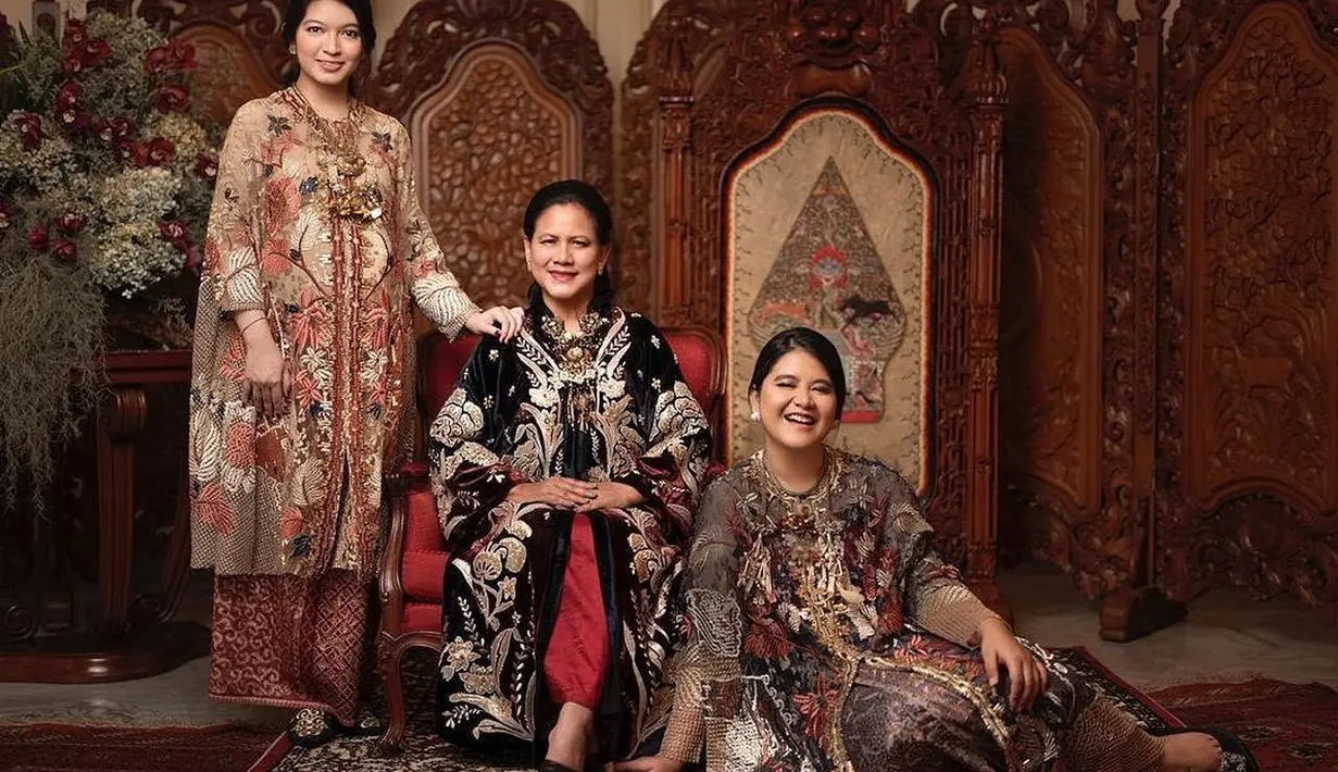 Di foto ini, Selvi Ananda terlihat berpose bersama Iriana Jokowi dan Kahiyang dalam balutan busana rancangan Biyan. Berpose berdiri di sebelah Ibu Negara yang juga mertuanya, Selvi Ananda tampil cantik dan elegan mengenakan busana bernuansa kemerahan. [Foto: Instagram/doleytobing]