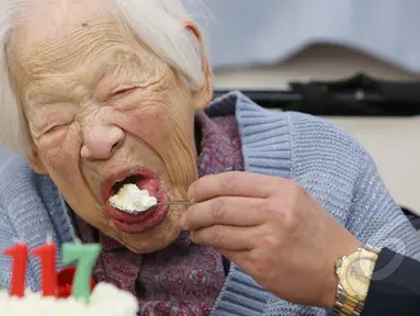 Wanita tertua di dunia Misao Okawa makan kue ulang tahun di rumahnya di Osaka, Jepang, Selasa (5/3/2015). Okawa merayakan ulang tahunnya yang  ke-117.(AFP Photo/Jiji Press)