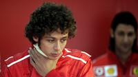 Valentino Rossi saat melakoni tes bersama Ferrari di lintasan Formula 1 pada Januari 2006. (AFP PHOTO/JOSE JORDAN)