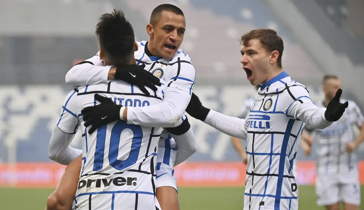 Striker Inter Milan, Alexis Sanchez, melakukan selebrasi bersama Lautaro Martinez dan Niccolo Barella usai mencetak gol ke gawang Sassuolo pada laga Liga Italia di Stadion Mapei, Sabtu (28/11/2020). Inter Milan menang dengan skor 3-0. (Massimo Paolone/LaPresse via AP)