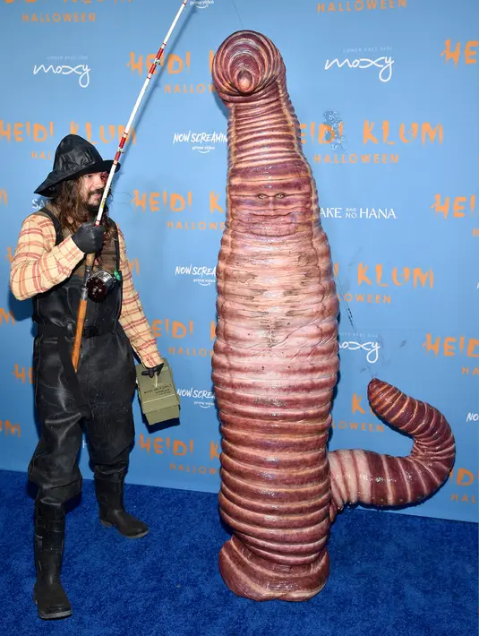 <p>Heidi Klum (kanan) dan suaminya Tom Kaulitz menghadiri pesta Halloween tahunan di Sake No Hana, Moxy Lower East Side, New York, Amerika Serikat, 31 Oktober 2022. Penampilan Heidi Klum tampak begitu realistis dengan bagian kepala yang melengkung, lengkap dengan ekor panjang. (Photo by Evan Agostini/Invision/AP)</p>