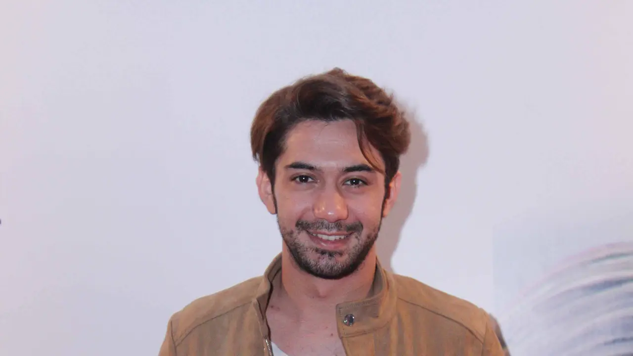 [Bintang] Demi Film SYTD 2, Reza Rahadian Belajar Bahasa Hungaria
