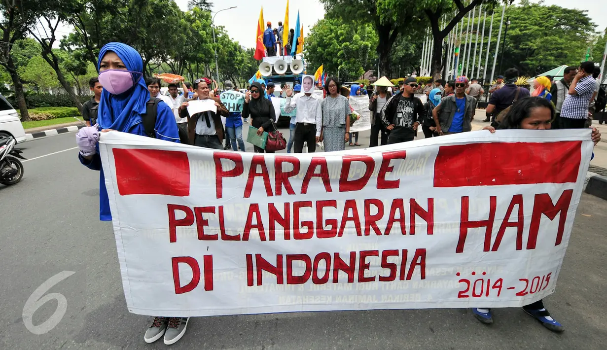 Ratusan buruh dari Gabungan Serikat Buruh Indonesia (GSBI) melanjutkan aksinya menuju Istana Merdeka usai menggelar unjuk rasa di depan Gedung Balaikota DKI Jakarta, Kamis (10/12). (Liputan6.com/Yoppy Renato)