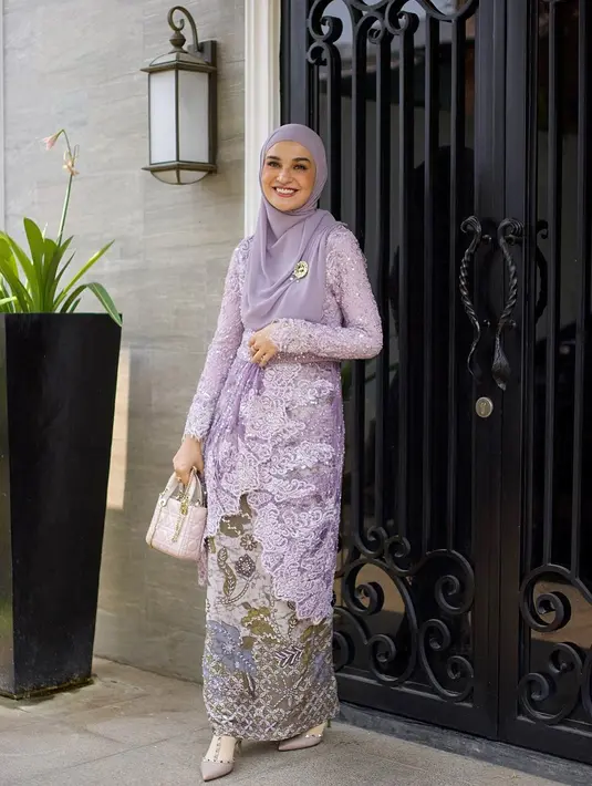 Shireen tampil dengan kebaya brokat warna ungu muda yang serasi dengan kerudungnya. Kebaya dari brand Berkat Kebaya tersebut, dipadukan Shireen menemgenakan kain batik sebagai bawahannya dengan warna pastelnya
