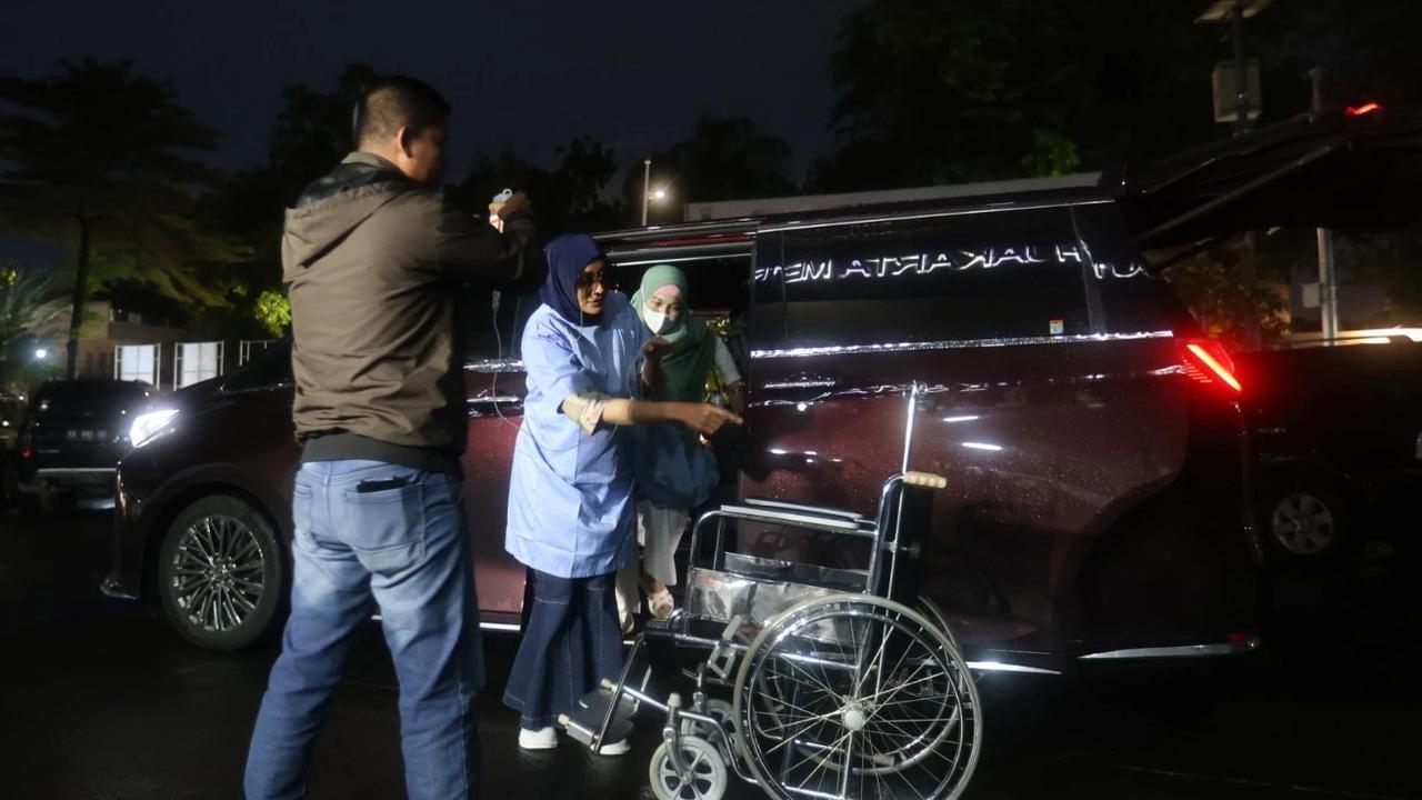 FOTO:  Berkursi Roda, Dokter Detektif Penuhi Panggilan Polres Jakarta Selatan