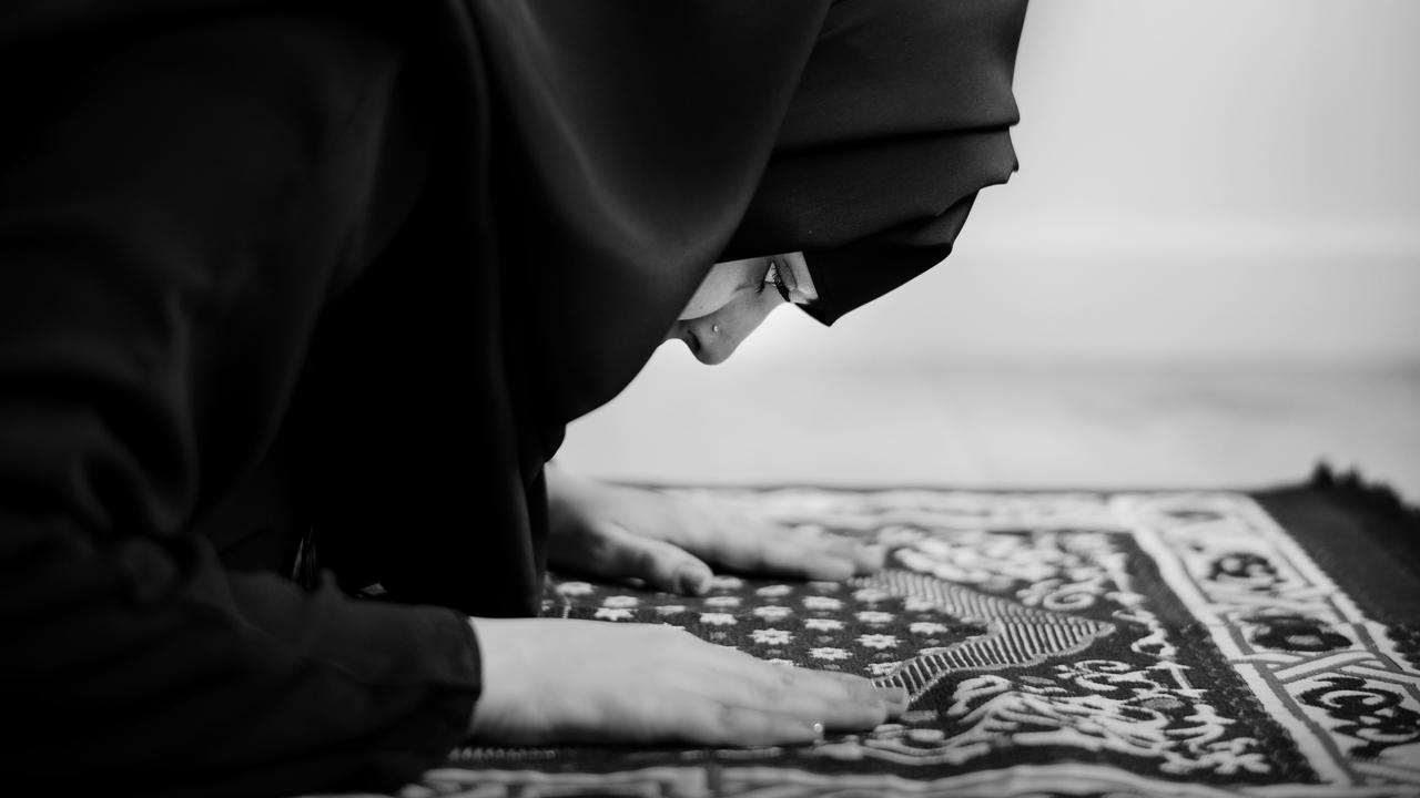 ilustrasi wanita bersujud