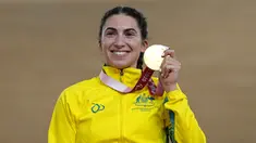 Atlet balap sepeda asal Australia, Paige Greco memegang medali emasnya setelah memenangkan nomor C1-3, 3000 m pursuit putri  Paralimpiade Tokyo 2020 di Izu, Jepang, Rabu (25/8/2021). Paige Greco keluar sebagai peraih medali emas pertama di Paralimpiade Tokyo 2020. (AP Photo/Shuji Kajiyama)