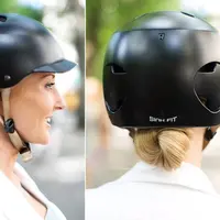 Cara ini nih yang bisa mencegah kerontokan rambut karena keseringan memakai helm.