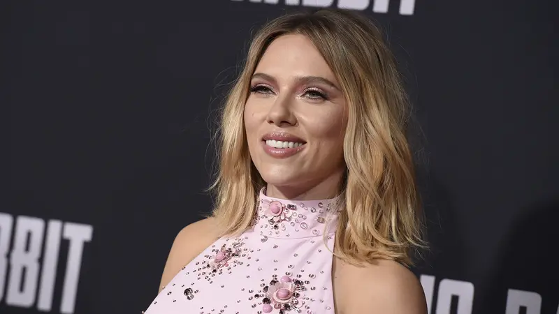 Seksinya Scarlett Johansson di Pemutaran Film Jojo Rabbit