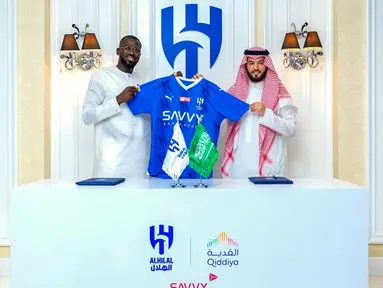 Pemain sepak bola Kalidou Koulibaly (kiri) berfoto setelah menandatangani kontrak tiga tahun dengan klub Al Hilal di Stadion Al-Hilal, Riyadh, Arab Saudi, Minggu (25/6/2023). (Saudi Pro League/AFP)