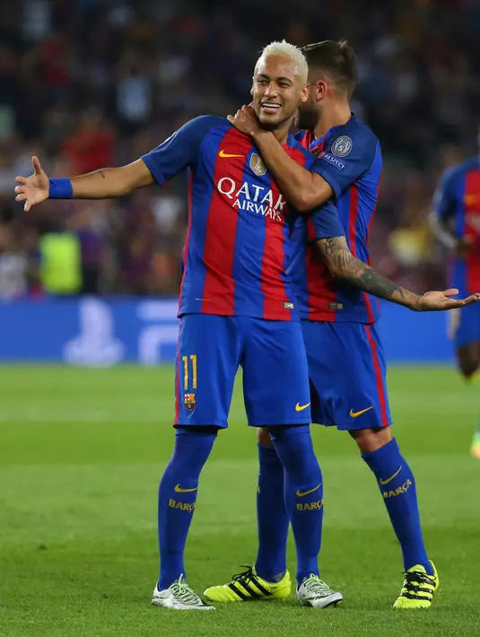 Penyerang Barcelona, Neymar melakukan selebrasi dengan Lionel Messi usai mencetak gol kegawang Celtic pada Liga Chmapions Grup C di Stadion Camp Nou, Spanyol (14/9). Barcelona menang atas Celtic dengan skor 7-0. (REUTERS/Paul Hanna)
