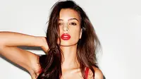 Syuting Film, Emily Ratajkowski Tanggalkan Busana di Balik Semak