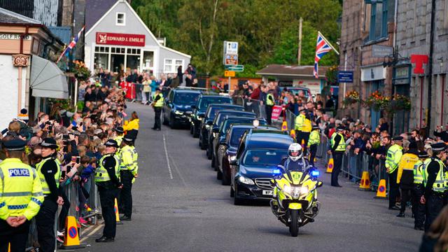 Jenazah Ratu Elizabeth II Diberangkatkan dari Kastil Balmoral ke Istana Holyroodhouse di Edinburgh