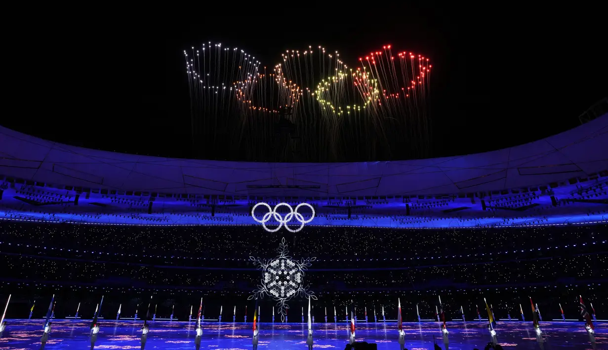 Kembang api berbentuk Cincin Olimpiade meledak di atas Stadion Nasional saat upacara penutupan Olimpiade Musim Dingin 2022, di Stadion Nasional, Beijing, China, Minggu (20/2/2022). Penutupan Olimpiade Musim Dingin 2022 dihadiri Presiden China, Xi Jinping. (AP Photo/Natacha Pisarenko)