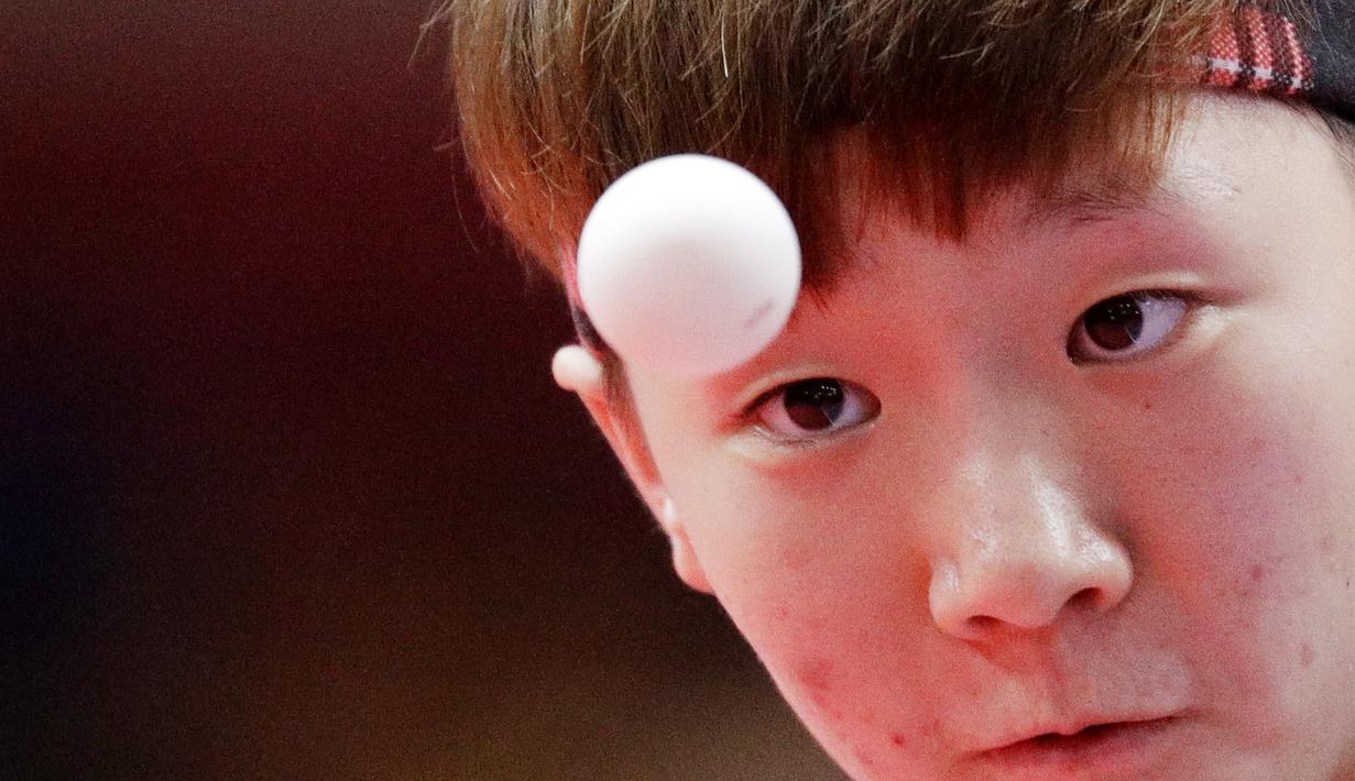 Atlet Tenis Meja China, Manyu Wang, saat melawan wakil Korea Utara, Kim Nam Hae, pada babak final tenis meja beregu putri Asian Games 2018 di JIExpo Kemayoran, Jakarta, Selasa (28/8/2018). (AP/Aaron Favila)