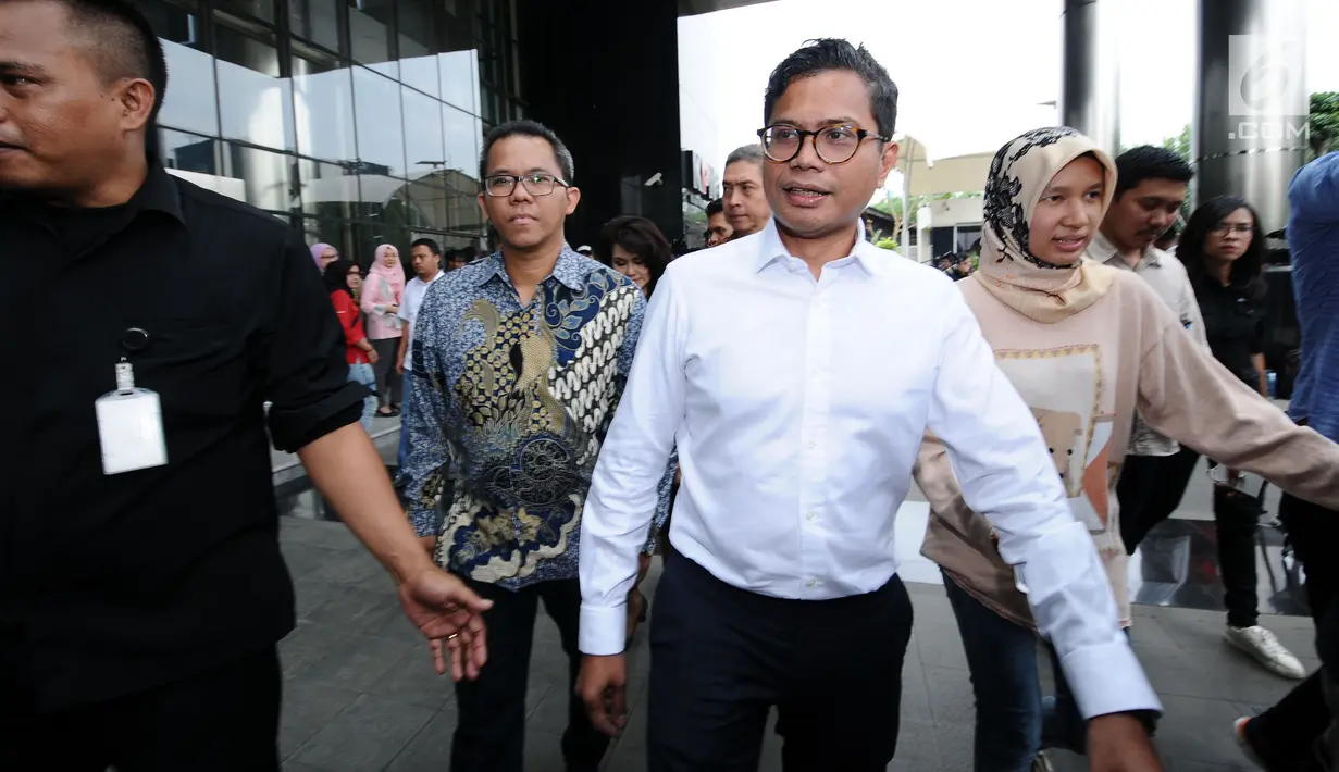 <p>Dirut Garuda Indonesia, Pahala N. Mansury (kemeja putih) keluar dari gedung KPK, Jakarta, Senin (11/9). Dalam konsultasi tersebut, Pahala berharap bisa memperbaiki kebijakan di Garuda Indonesia. (Liputan6.com/Helmi Fithriansyah)</p>