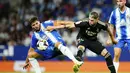 Gelandang Real Madrid, Federico Valverde berebut bola dengan pemain Espanyol, Leandro Cabrera pada pertandingan lanjutan La Liga Spanyol di stadion Camp Nou di Barcelona, Spanyol, Senin (29/8/2022). Benzema mencetak dua gol dan mengantar Madrid menang atas Espanyol 3-1. (AP Photo/Joan Mateu Parra)