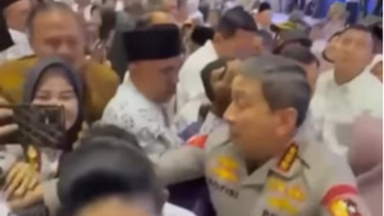 Jenderal Polisi Peraih Adhi Makayasa Gercep Lindungi Titiek Soeharto dari Kerumunan Guru, Aksinya Disorot