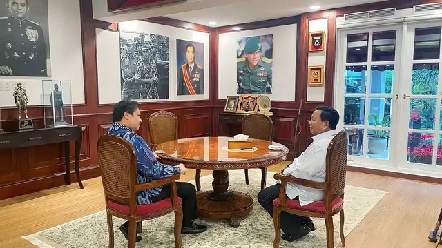 Ketua Umum Golkar Airlangga Hartarto bersama Ketum Gerindra Prabowo Subianto.