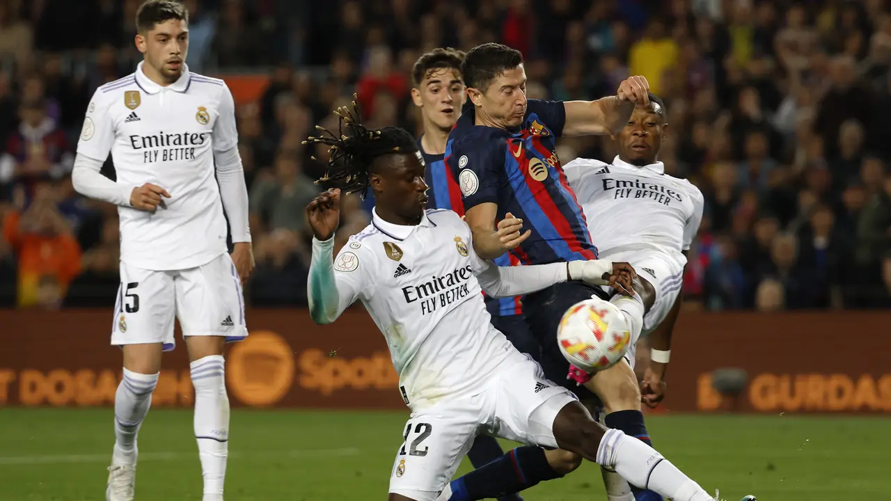 Foto: King Benzema Cetak Hattrick, Real Madrid Pesta Gol Lagi di Kandang Barcelona setelah 6 Dekade