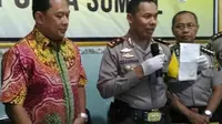 Kapolda Sumsel Irjen Pol Zulkarnain Adi Negara menunjukkan barang bukti surat cinta kekasih sopir taksi online Palembang yang diamankan (Liputan6.com / Nefri Inge)