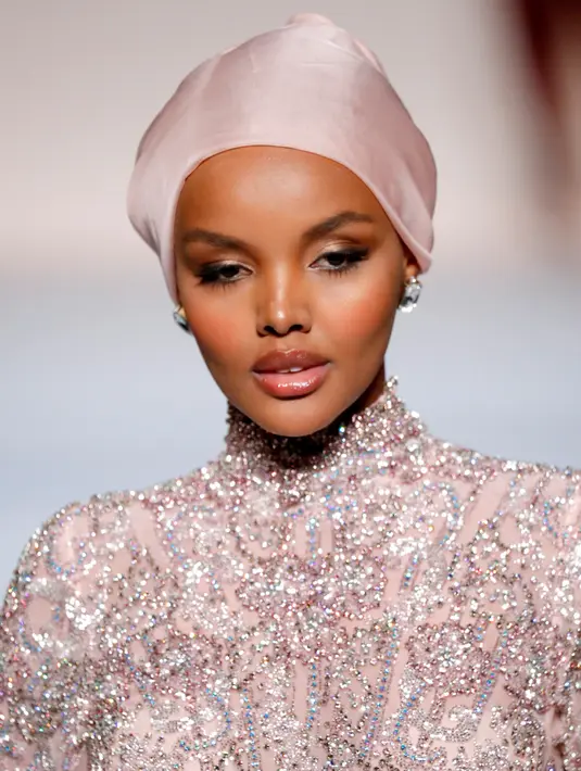 Model Halima Aden saat menggenakan busana rancangan Sherri Hill Show selama New York Fashion Week 2019 di New York City (8/2). Halima merupakan model berhijab keturunan Amerika-Somalia. (AFP Photo/Ben Gabbe)