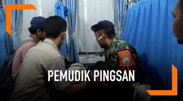 Panjangnya antrean menunggu masuk ke Kapal di pelabuhan Bakauheni membuat pemudik kelelahan dan jatuh pingsan. Peristiwa ini terjadi Senin (11/6) petang dan langsung dirawat di pos kesehatan.