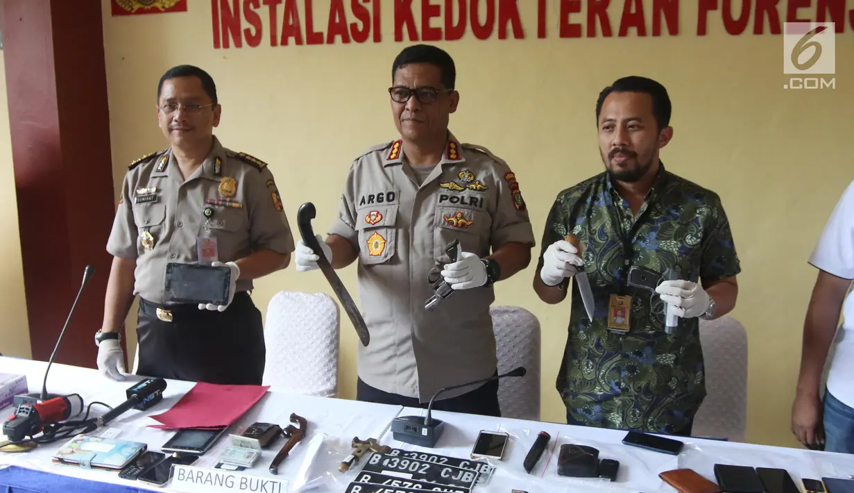 Kadiv Humas Polda Metro Jaya Kombes Pol Argo Yuwono menunjukkan barang bukti saat rilis di RS Polri, Jakarta, Jumat (18/5). Polisi membekuk komplotan pencuri dengan pemberatan (curat) yang beraksi di Jakarta dan sekitarnya. (Liputan6.com/Arya Manggala)