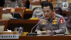 Kapolri Jenderal Pol Listyo Sigit Prabowo memberi paparan dalam rapat kerja bersama Komisi III DPR di di Kompleks Parlemen Senayan, Jakarta, Senin (24/1/2022). Raker terkait evaluasi kinerja dan capaian Polri selama tahun 2021, serta rencana penggunaan anggaran 2022. (Liputan6.com/Angga Yuniar)