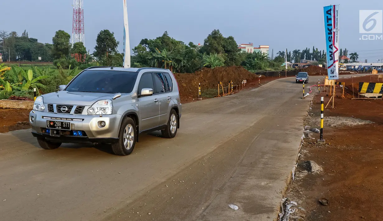 Pengendara mobil memasuki pintu masuk tol fungsional (tol darurat) Pemalang - Batang di Pemalang, Jumat (30/6). Jalan tol darurat ini dibuka kembali untuk arus balik dengan memberlakukan sistem one way atau satu arah. (Liputan6.com/Faizal Fanani)
