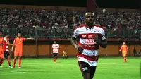 Greg Nwokolo saat uji coba Madura United vs Hougang United di Pamekasan (4/3/2018). (Bola.com/Aditya Wany)