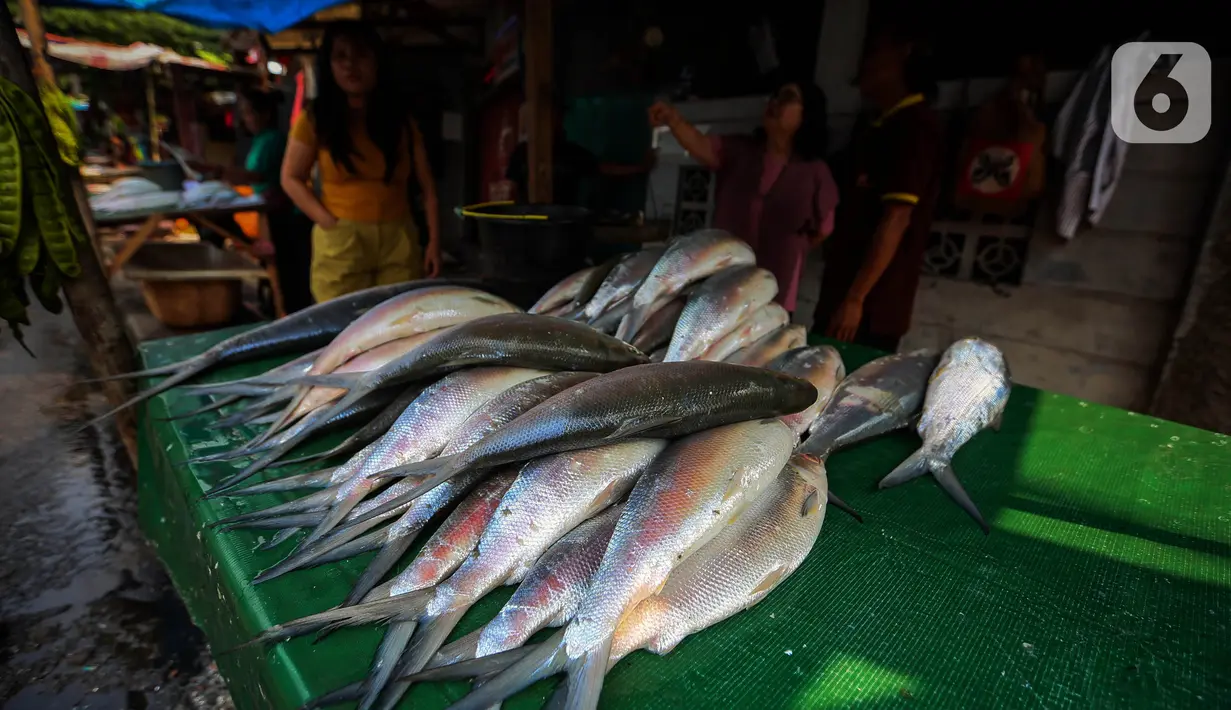 Warga membeli ikan bandeng di kawasan Rawa Belong, Jakarta  Barat, Jumat  (9/2/2024). (Liputan6.com/Angga Yuniar)
