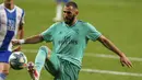 Pemain Real Madrid Karim Benzema mengendalikan bola saat menghadapi Espanyol pada pertandingan La Liga Spanyol di Stadion Cornella-El Prat, Barcelona, Spanyol, Minggu (28/6/2020). Real Madrid menang 1-0 dan menggeser Barcelona dari puncak klasemen. (AP Photo/Joan Monfort)