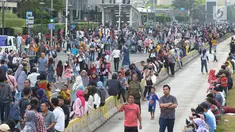 Warga berjalan kaki menuju panggung Jakarta Night Festival di Bundaran HI, Jakarta, Sabtu (22/6/2019). Warga mulai berdatangan untuk menghadiri malam puncak HUT ke-492 Jakarta. (merdeka.com/Imam Buhori)