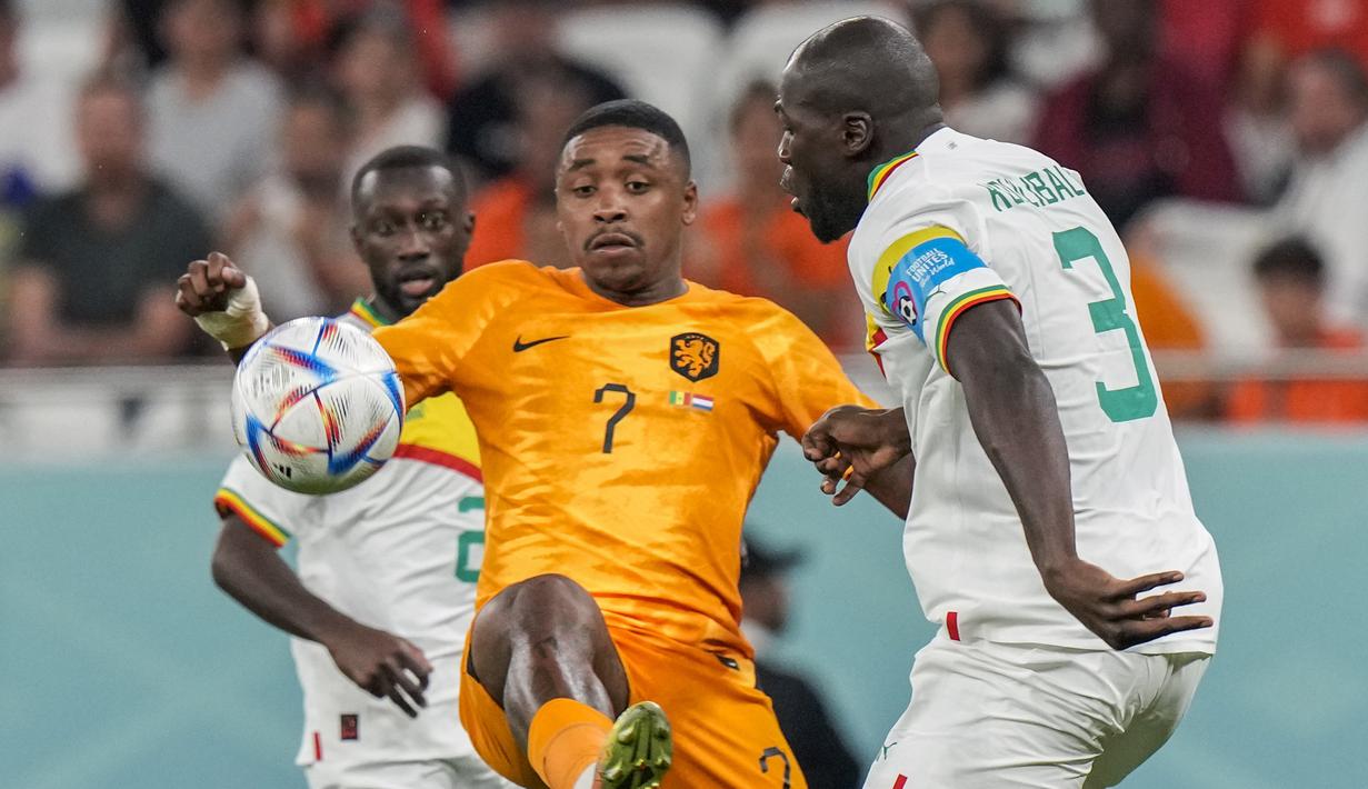 Timnas Belanda baru menguasai jalannya permainan saat laga berlangsung dalam 25 menit. Namun determinasi Steven Bergwijn dkk masih belum mampu menghasilkan gol bagi Tim Oranye hingga babak pertama usai. (AP/Luca Bruno)