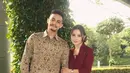 Siluet kebaya yang clean dengan potongan pas di tubuh mempertegas aura feminin sekaligus graceful. Warna maroon sendiri memberi sentuhan dewasa, berbeda dari kebaya warna cerah yang lebih playful.  [@prillylatuconsina96].