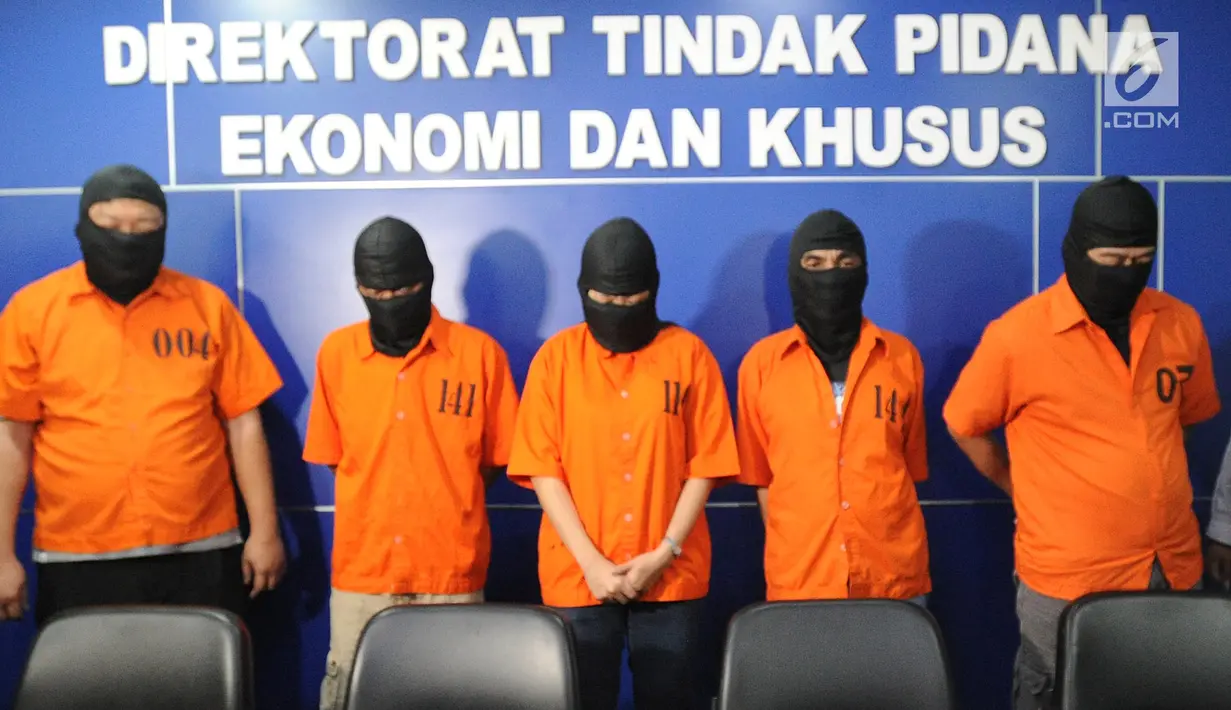 Para tersangka saat rilis kasus pembobolan dana nasabah di Jakarta, Senin (24/9). Dittipideksus Bareskrim Polri berhasil membekuk 5 tersangka kasus penipuan dana nasabah berbagai bank swasta dan plat merah sekitar Rp 14 triliun. (Merdeka.com/Arie Basuki)
