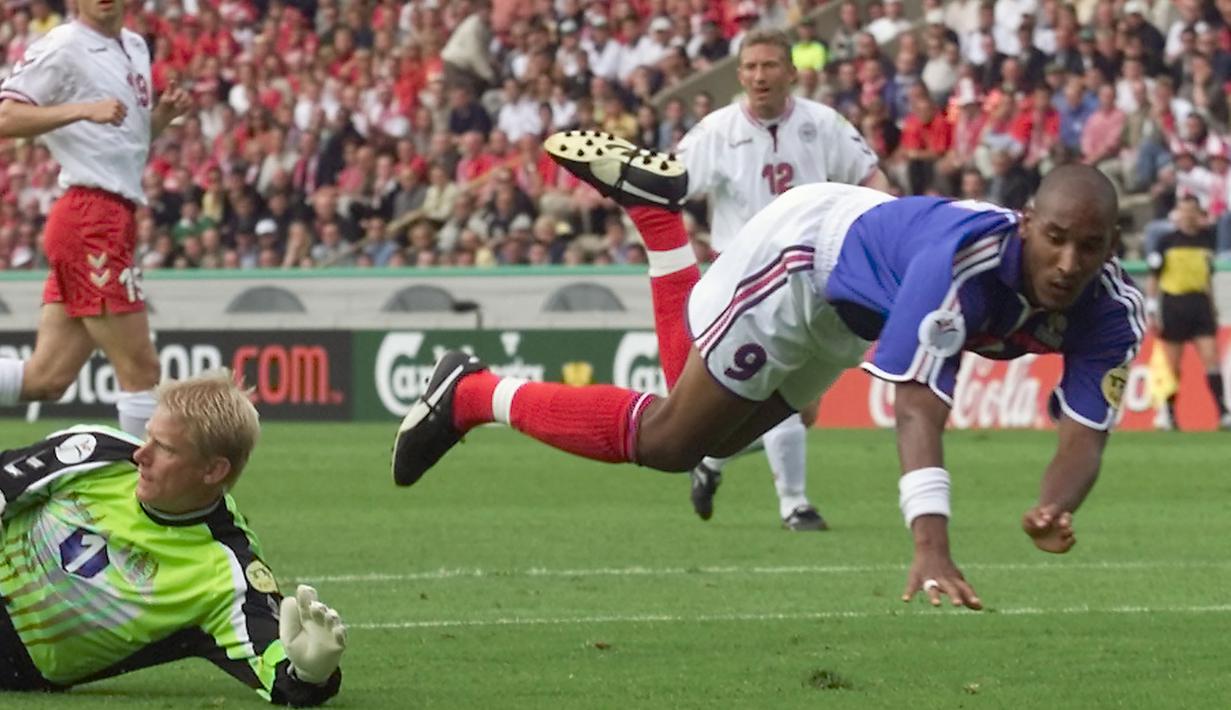 Striker Timnas Prancis, Nicolas Anelka yang telah pensiun bersama timnas usai mendapat hukuman larangan bermain dari FFF selama 18 laga saat Piala Dunia 2010 tercatat memiliki total 69 caps bersama Tim Ayam Jago dengan torehan 14 gol. Namun tak satupun gol dicetaknya dalam 2 edisi Euro yang diikutinya pada 2000 dan 2008. Dari total 8 laga, ia hanya menorehkan 2 assist. (AFP/Philippe Huguen)