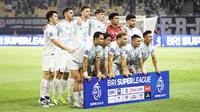 Skuad PSIM Yogyakarta saat melawan Persebaya Surabaya&nbsp;pada BRI Super League 2025/2026 di Stadion Gelora Bung Tomo, Surabaya,&nbsp;Jumat (8/8/2025). (Bola.com/Abdul Aziz)