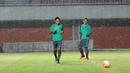Evan Dimas dan Dedi Kusnandar melawan hujan pada sesi latihan uji coba lapangan di Stadion Maguwoharjo, Sleman, Sabtu (08/10/2016). (Bola.com/Nicklas Hanoatubun)